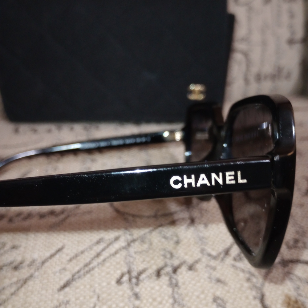 CHANEL Black Sunglasses with Quilted Case - Picture 6 of 8